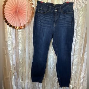 #10 Judy Blue 16w Skinny fit Like New distressed cuffs